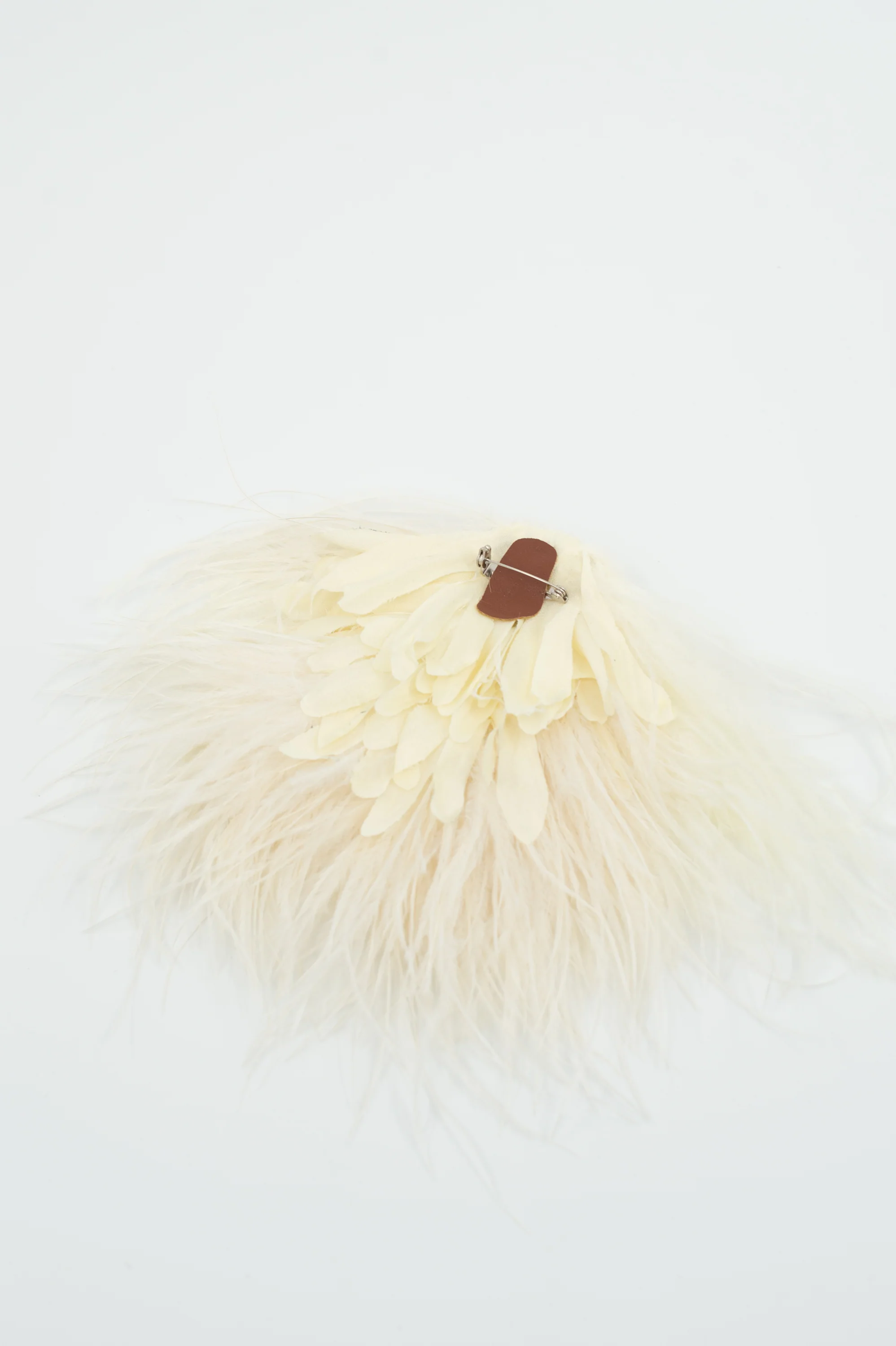 Zaza broche met veren in ecru - Image 3