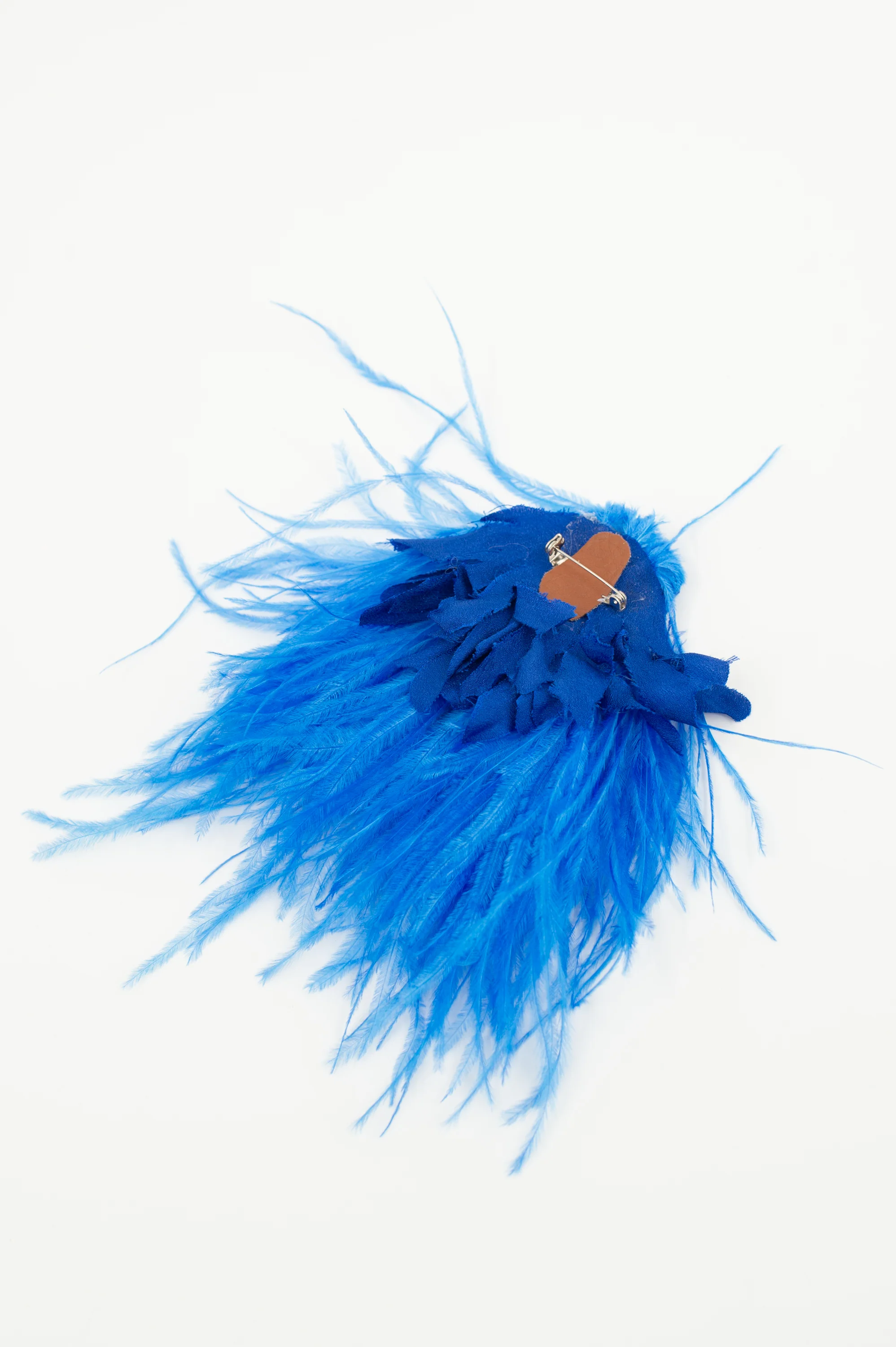 Zaza broche met veren in Santorini blue - Image 4