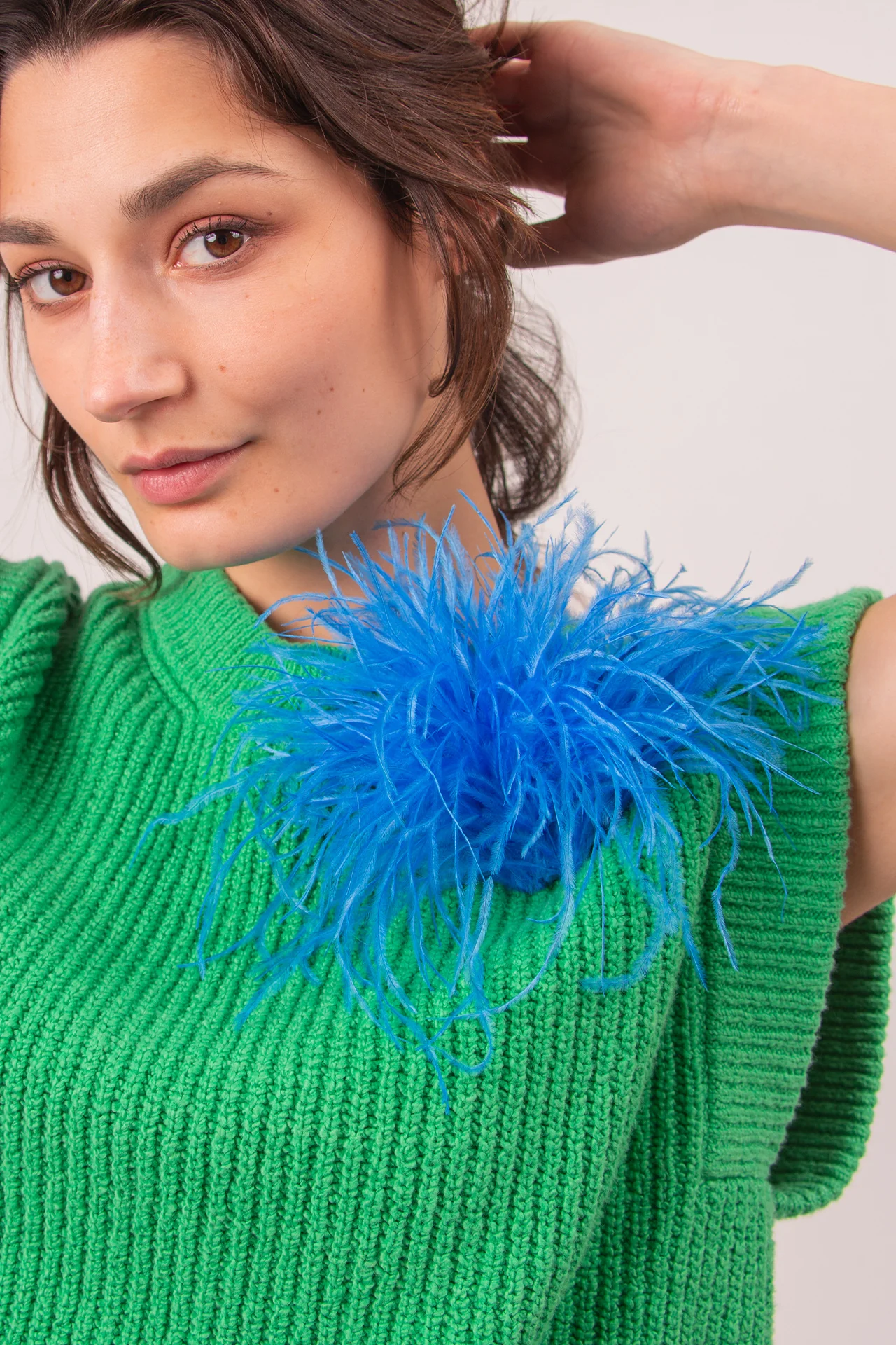 Zaza broche met veren in Santorini blue - Image 5