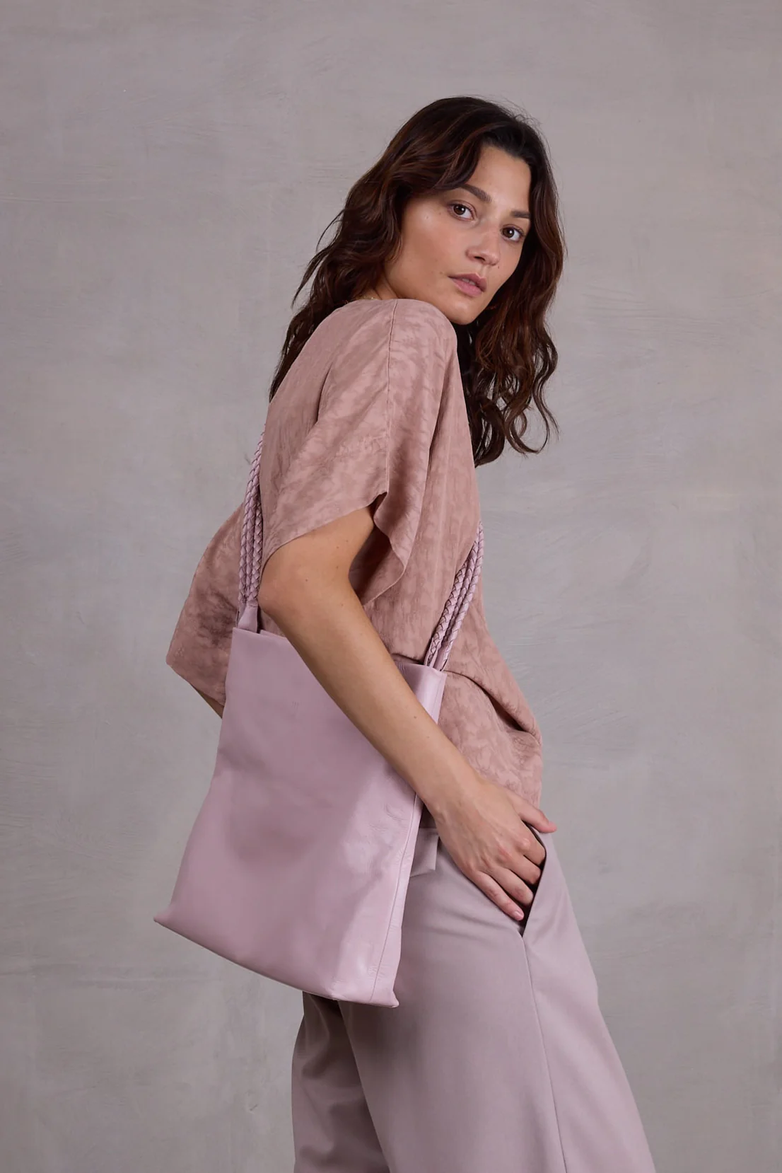 Clutch bag in misty rose - Image 5