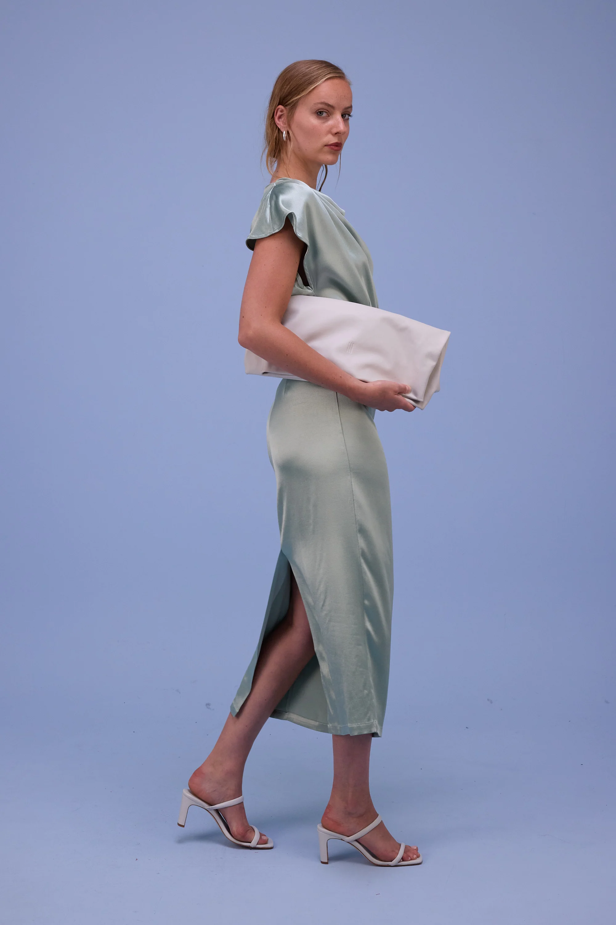 Hortense jurk in shiny aloë - Image 5