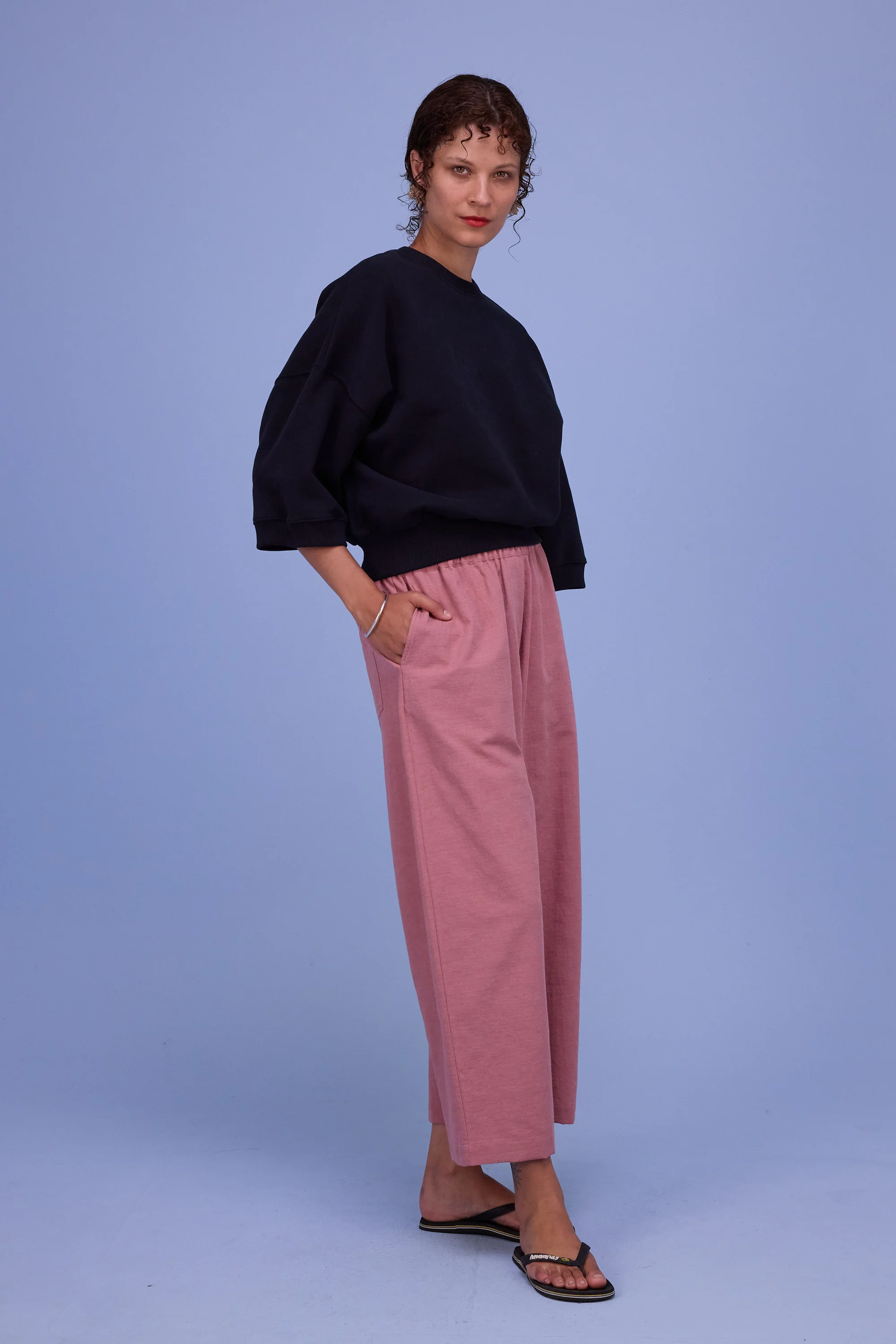 Hibiscus zwarte sweater - Image 3