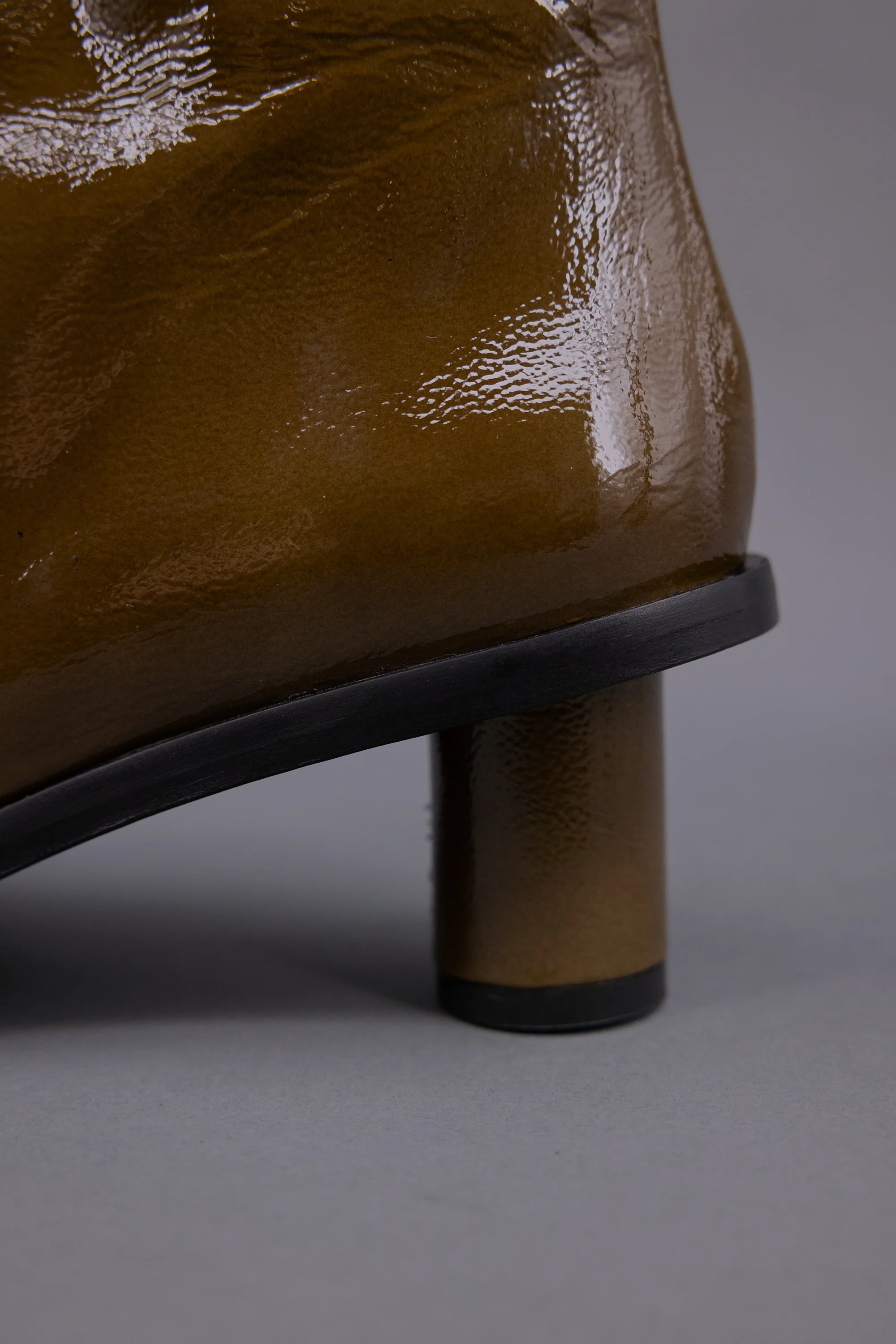 Gilda laarsje in patent olive - Image 6